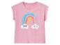 Un t-shirt rose avec un arc-en-ciel et des nuages avec des visages.