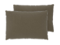 Deux coussins rectangulaires de couleur taupe, l'un derrière l'autre.