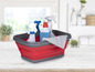 Un seau pliable rouge avec des produits de nettoyage, y compris un vaporisateur bleu.
