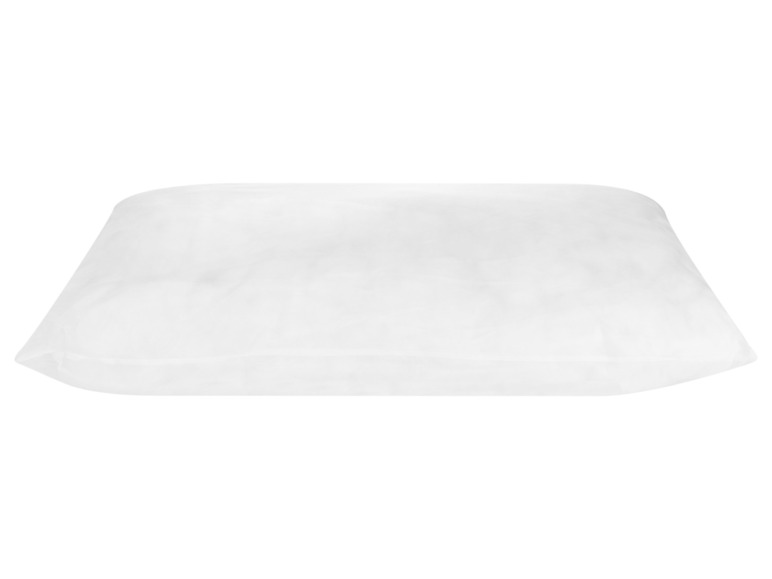 Un oreiller blanc sur un fond blanc.
