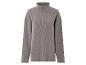 Un pull gris à col roulé à manches longues.