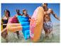 Des amis s'amusent dans l'eau avec des bouées gonflables en forme de glace et de popsicle.