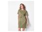 Femme en robe vert olive avec cordon.