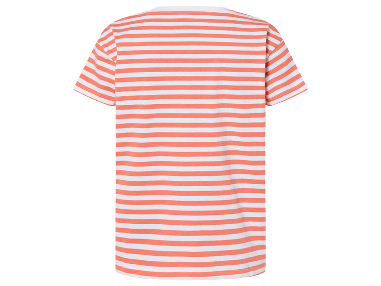 Une robe à rayures roses et blanches à manches courtes.