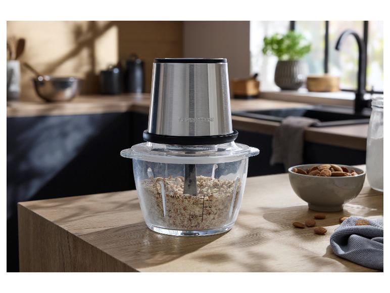 Hachoir avec des noix hachées dans un cadre de cuisine moderne.