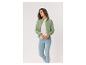 Femme en sweat-shirt vert zippé, t-shirt blanc et jean clair.