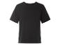 Un t-shirt noir à manches courtes.
