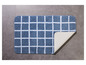 Tapis de bain bleu avec un motif à carreaux blancs