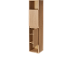 Armoire en bois haute et étroite avec étagères ouvertes et une porte entrouverte