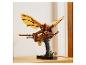 Machine volante LEGO Ideas de Léonard de Vinci avec figurine sur une surface en bois.
