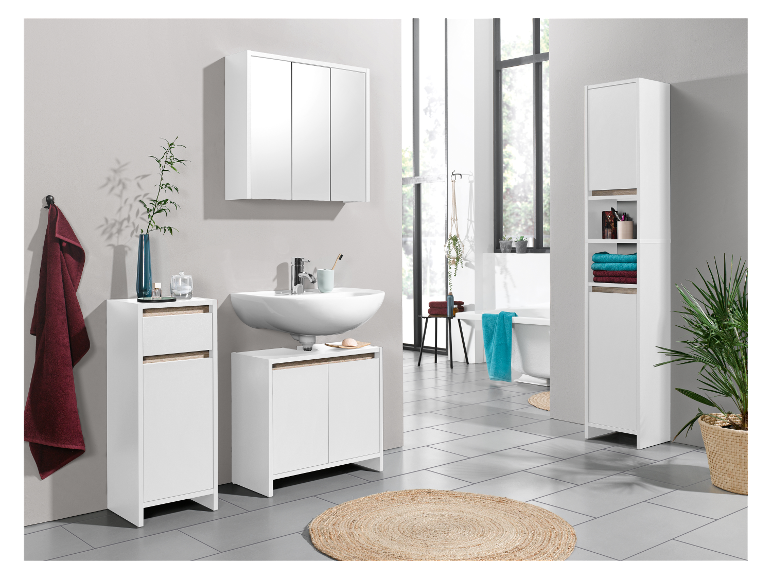 Salle de bain moderne blanche avec armoires et accessoires.