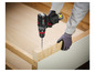 Une personne utilisant une perceuse Parkside pour percer du bois.
