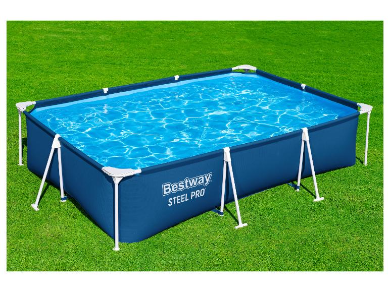 Piscine rectangulaire hors-sol bleue avec cadre en acier sur herbe verte.