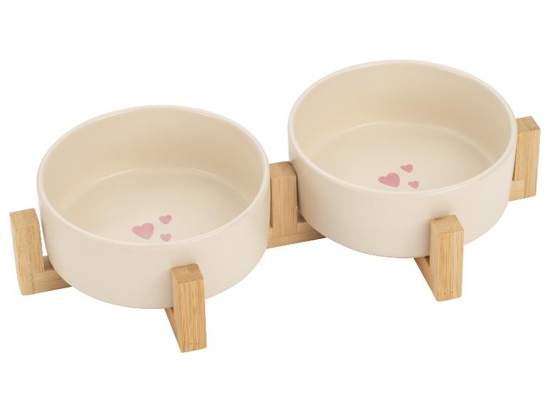 Gamelles doubles pour animaux de compagnie avec support en bambou, décorées de cœurs roses.