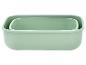 Deux récipients rectangulaires vert menthe pour aliments, l'un emboîté dans l'autre.