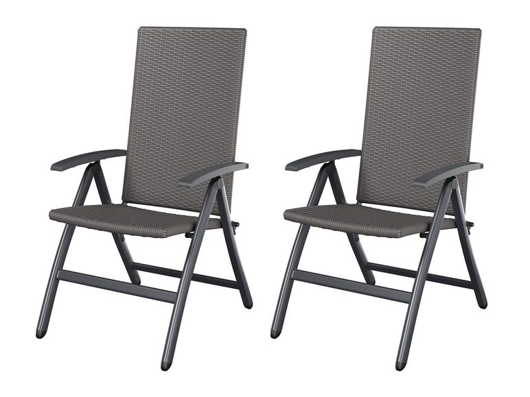 Deux chaises pliantes grises avec accoudoirs pour l'extérieur.