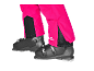Pantalon de ski rose avec des bottes de ski noires
