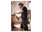 Un homme utilise un tournevis Parkside pour assembler des meubles en bois.
