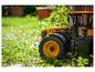 Tracteur jouet Fastrac dans l'herbe.