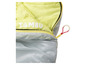 Un sac de couchage gris clair avec des détails jaunes et la marque Tambu.