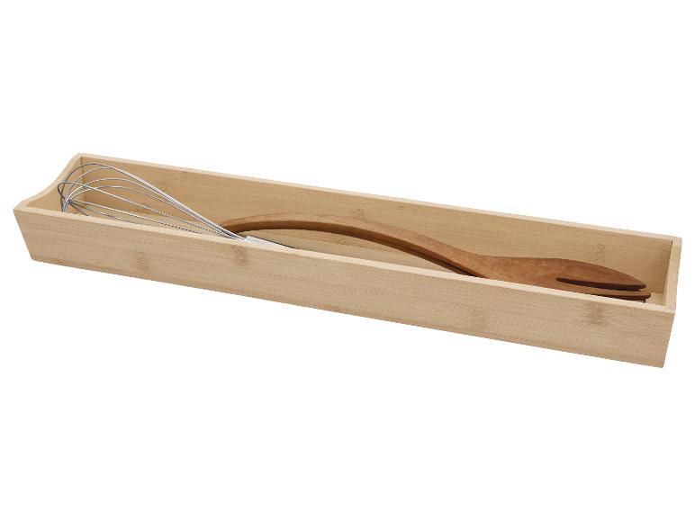 Plateau en bambou avec un fouet et une spatule en bois.