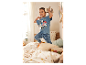 Un enfant en pyjama Pat' Patrouille saute sur son lit.