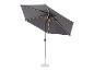 Parasol d'extérieur avec éclairage LED intégré.