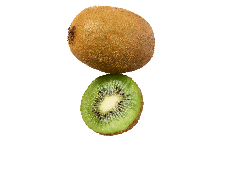 Un kiwi entier et un demi-kiwi sur fond noir.