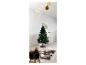 Sapin de Noël artificiel dans une pièce décorée de lumières et d'un tapis en fourrure.