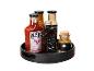 Plateau noir à sauces avec différentes sauces et épices.