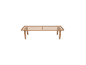Cadre de lit en bois sur fond blanc