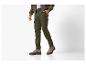 Homme en pantalon cargo vert olive, blouson aviateur et bottes en daim marron.