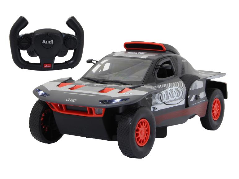 Une voiture de rallye Audi e-tron grise avec des détails rouges et sa télécommande.