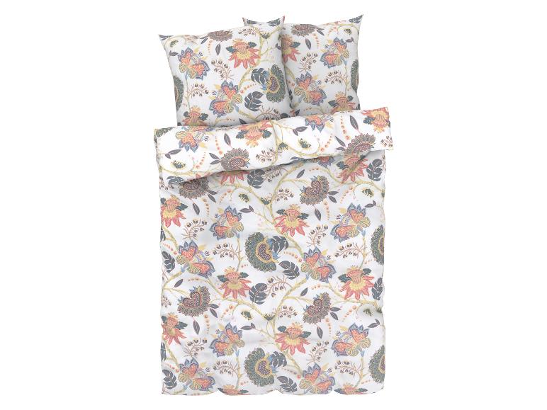 Une housse de couette et des taies d'oreiller à motif floral.
