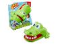 Un crocodile vert avec la bouche ouverte et des dents, le jeu 'Croc Dentiste' de Hasbro.