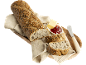 Baguette rustique aux graines de sésame, tranchée, servie avec du beurre, de la confiture et un couteau.