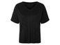 Un t-shirt noir à col en V.