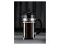 Cafetière à piston noire avec carafe en verre et cadre métallique, remplie de café.