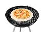 Une pizza mozzarella et tomates sur une pierre à pizza sur un barbecue noir