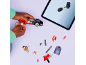 Enfant construisant une voiture jouet avec des instructions numériques sur une tablette, entouré de pièces de jouet.