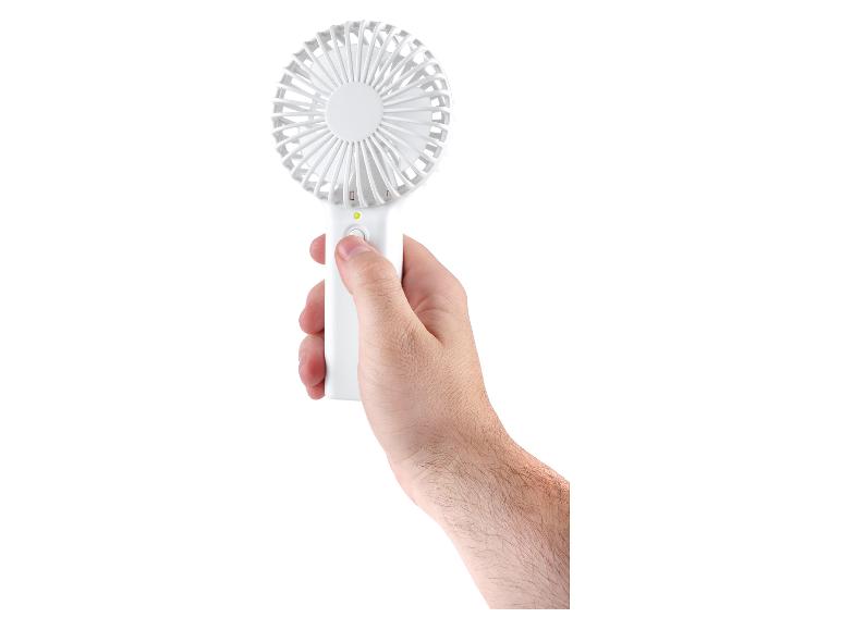 Un ventilateur de poche blanc tenu en main.