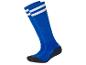 Deux paires de chaussettes de sport bleues à rayures blanches.