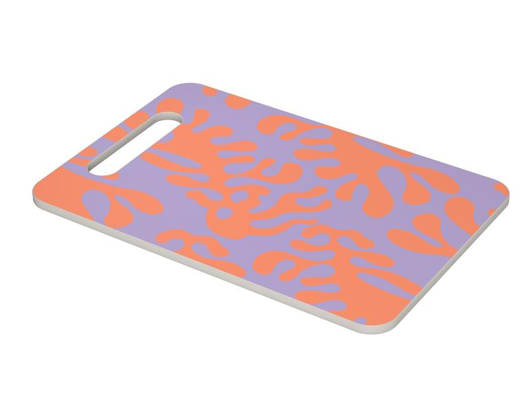Une planche à découper avec un motif abstrait orange sur un fond violet.