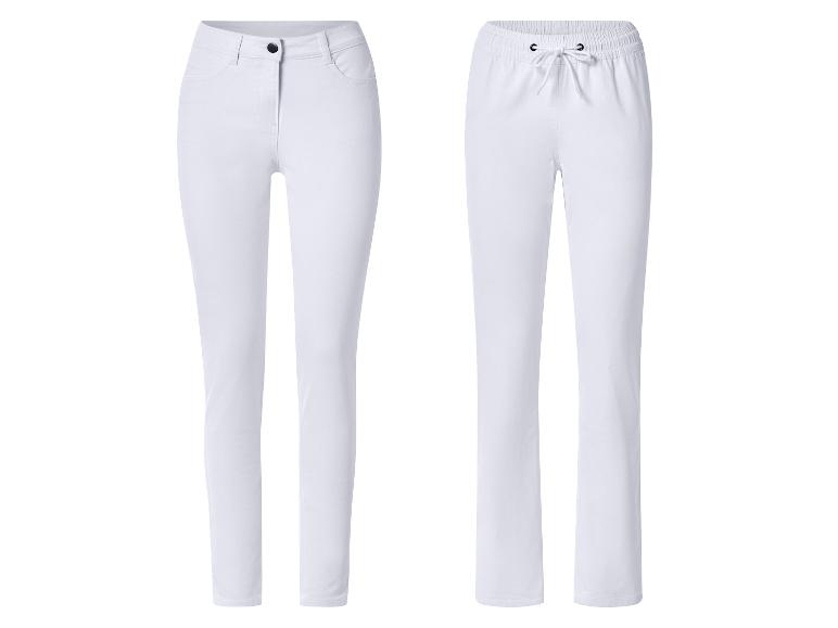 Deux pantalons blancs pour femmes : un avec bouton et poches, l'autre avec taille élastique et cordon.