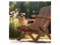 Chaise longue en bois pour jardin.