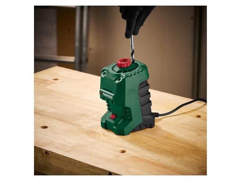 Affûteuse Parkside pour mèches, sur une table en bois.