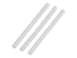 Trois bâtons de colle chaude blancs disposés en diagonale sur fond blanc.