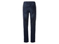 Un jean bleu foncé pour femme.