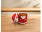 Boîte à biscuits en forme de Père Noël avec des biscuits sur une table en bois.
