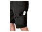 Shorts cargo noirs avec nombreuses poches.